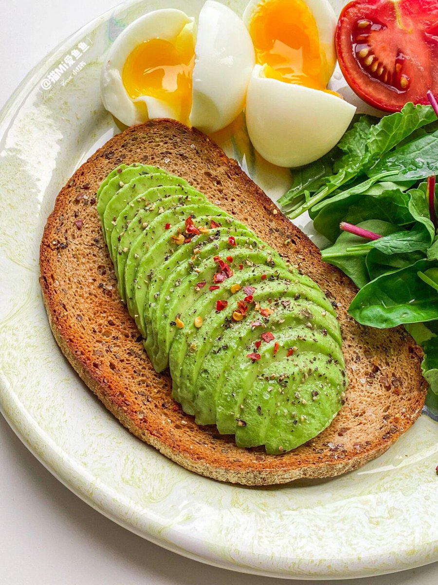 kdeb20's tweet photo. Just discovered that a warm avocado toast with a sprinkle of chili flakes and a squeeze of lemon is the perfect 10-minute breakfast hack—game. set. match. ， https://t.co/MHCyWMGYd4