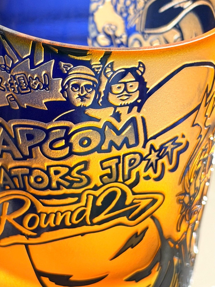 kangyaku's tweet photo. CCJP杯ROUND2の記念グラスを頂きました！
カプコンさんありがとうございます🙏
ま　まじですごい、どうなっているんだこれ…

可夜硝子さん@kaya_crack 作
複雑な三段階の彫刻を重ねる技が使われていて、イラスト作品の応用は初めてとのこと
クオリティが高くてびっくりしました…大切にします…！ https://t.co/x88fwg5AhU