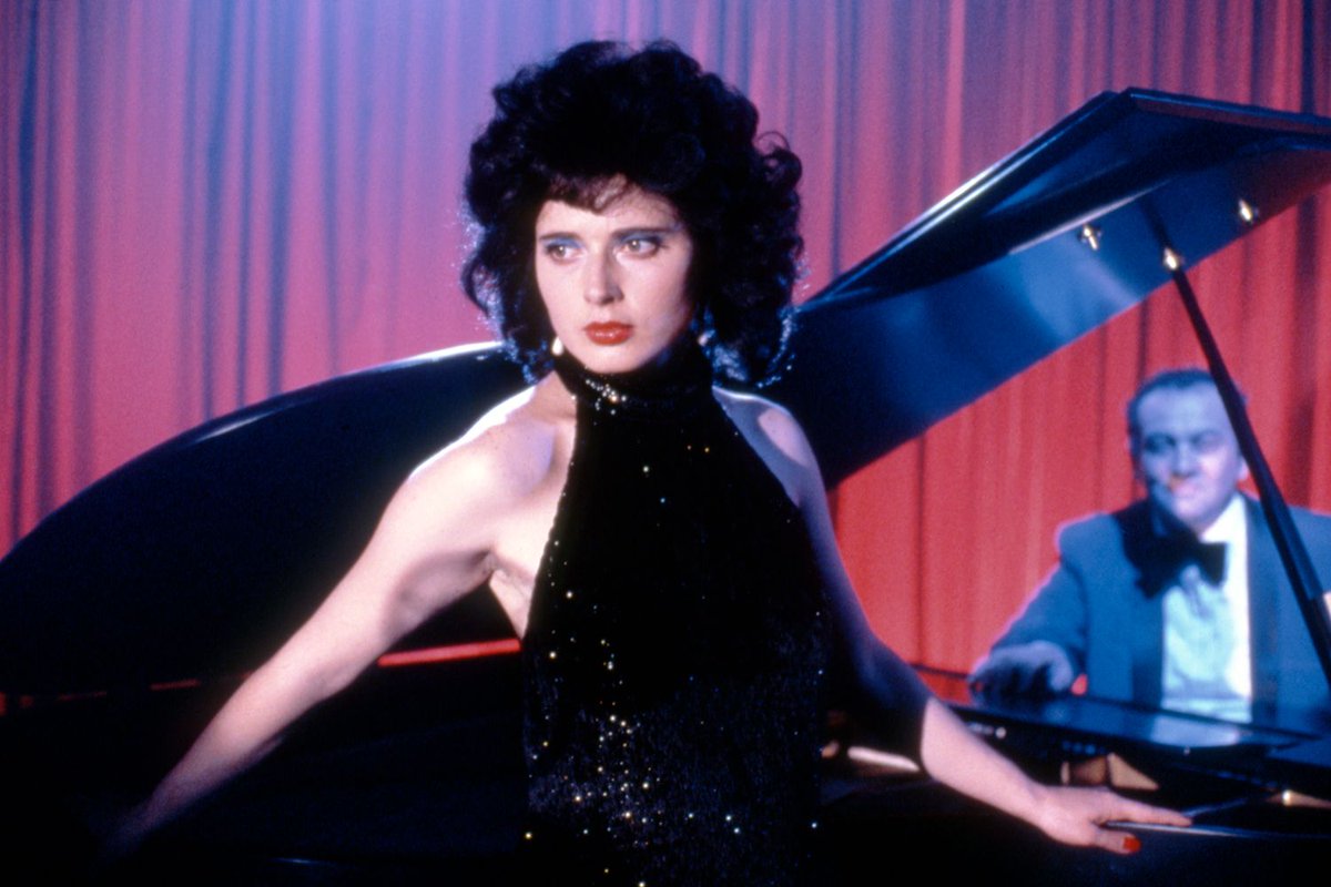 cakeoh91's tweet photo. @hartnettfilm I think it's the lighting and possibly slightly 80s makeup on Pugh, but the background color immediately made me think of Blue Velvet🎶 Florence Pugh has a slightly Isabella Rosellini-ish face. https://t.co/IX9b28fPzr