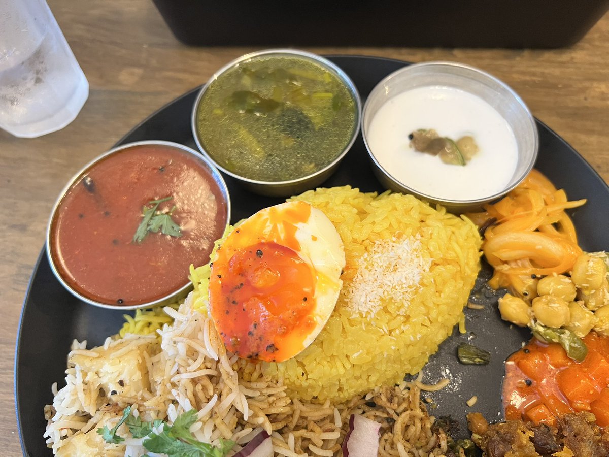 gl813_mocune's tweet photo. ビリヤニ、ビリヤニ！

本日はお休み明けの
@tabiru_curry  さんへGO💨

「マトンビリヤニ・カレー定食」
ターメリックライス(大)に
しじみの冷系スープが付いてきた🙌

厨房内のピンクのkitchen timerが
昨日食べたマレーシアカレー色に
見えてしまったので
今夜はネトフリで「Inception」観る！(謎 https://t.co/m8hed6jNAX