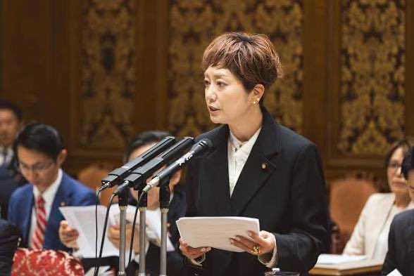 zundamotisuki's tweet photo. れいわ・奥田ふみよ議員「山本太郎スピード違反はれいわを潰そうという計画！潰れてよしとするなら国民はその程度。奇跡の政党が潰れるのは主権者の敗北！」

奥田ふみよは国会議員として相応しくないと思う人‼️

手を上げるのだ🖐️

🙋‍♂️< なんでこんな奴が当選するの？ https://t.co/JG7ycJz4ZN
