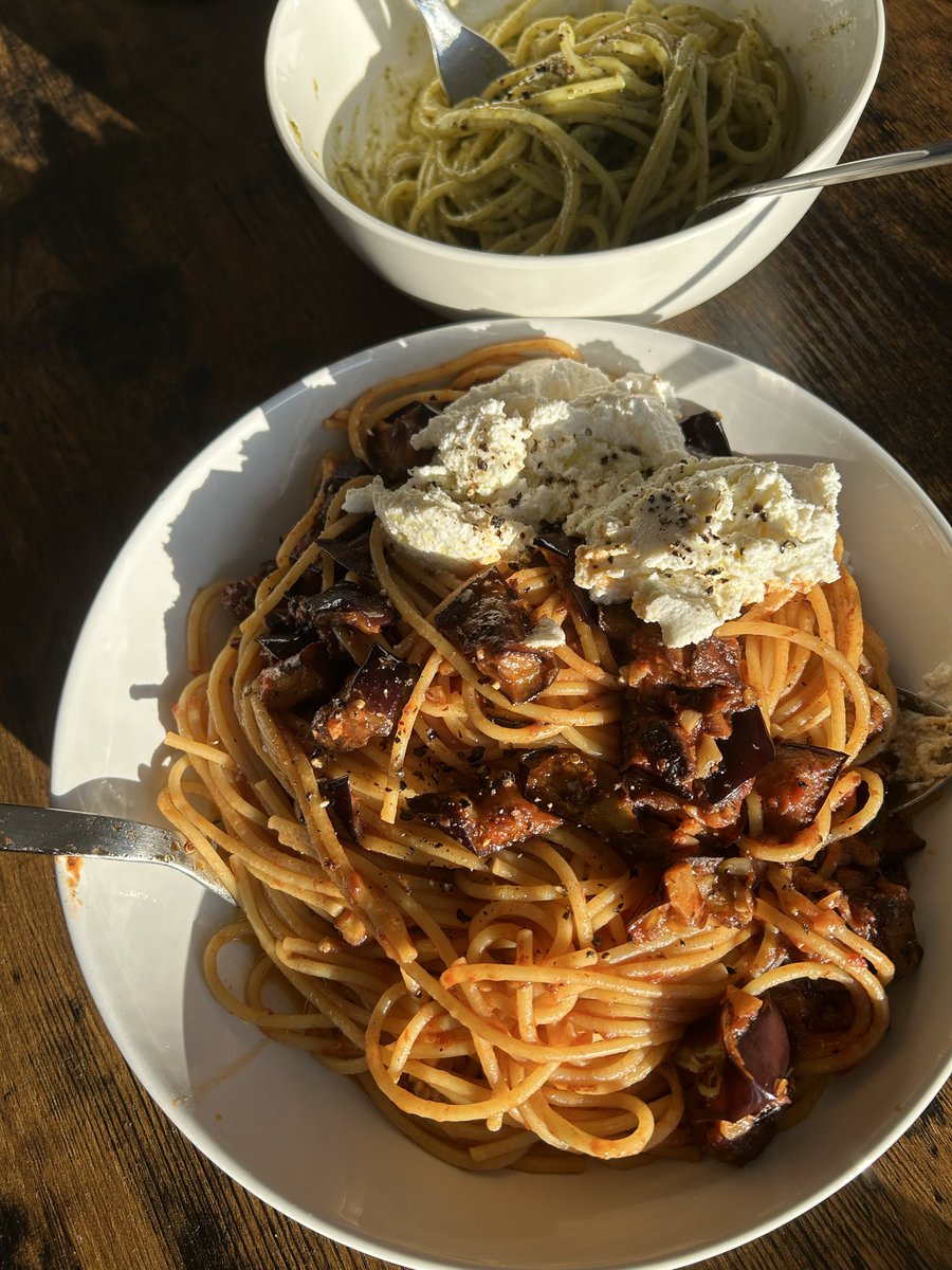 GreekandLatin's tweet photo. お待たせいたしました、

揚げナスとトマトソースのスパゲッティと、

バジルペストのスパゲッティでございます https://t.co/iqYqhzlQXu