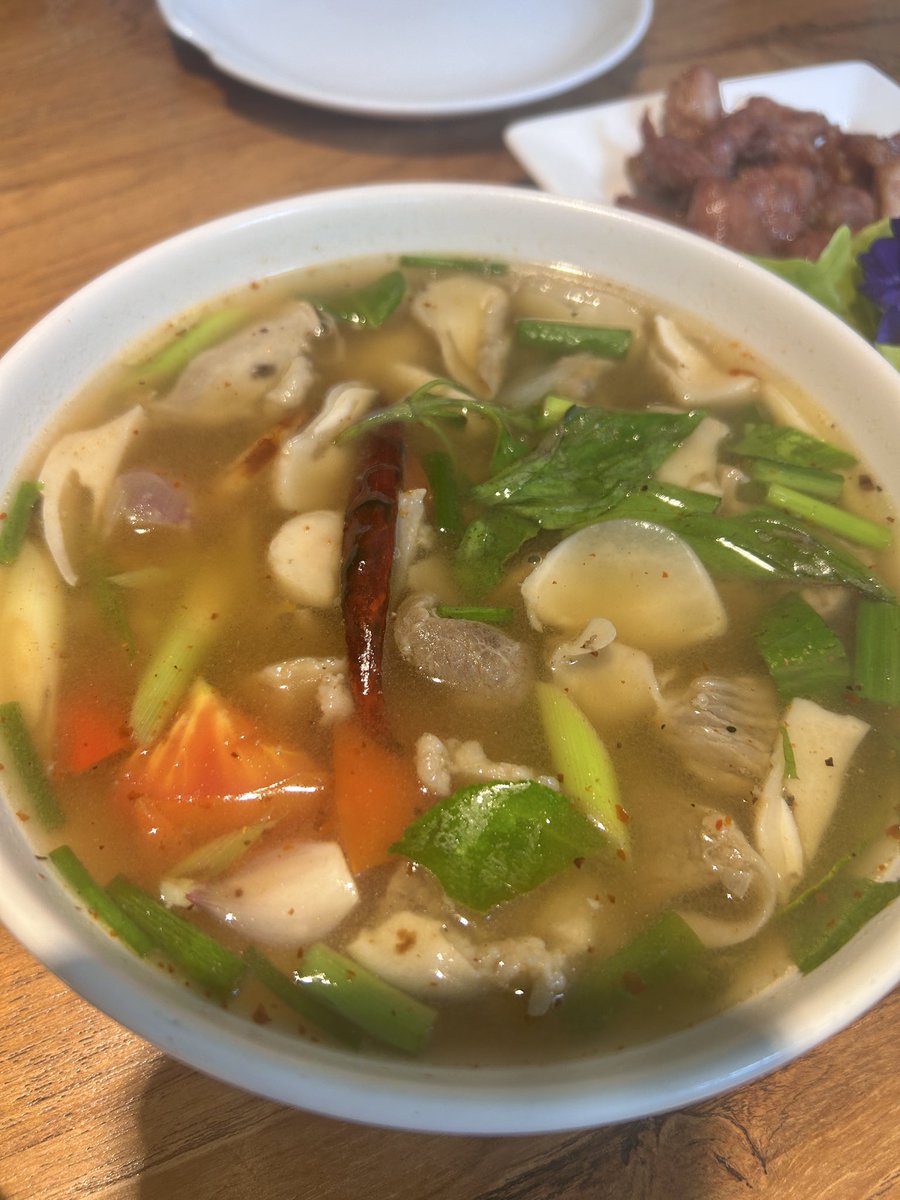 CMNoPlanCrew's tweet photo. 和对的人吃饭，连白开水都变好喝 🍽️ #美好午餐 #对的人 #清迈日常 #小确幸
Lunch hits different when it’s with the right person 🍽️ #GoodCompany #RightPersonRightTime #ChiangMaiLife #SimpleJoys https://t.co/bSncinJnn9
