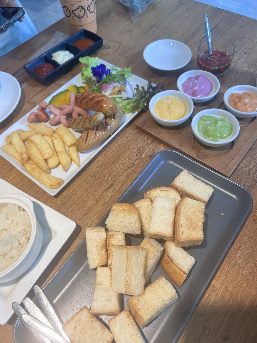 CMNoPlanCrew's tweet photo. 和对的人吃饭，连白开水都变好喝 🍽️ #美好午餐 #对的人 #清迈日常 #小确幸
Lunch hits different when it’s with the right person 🍽️ #GoodCompany #RightPersonRightTime #ChiangMaiLife #SimpleJoys https://t.co/bSncinJnn9