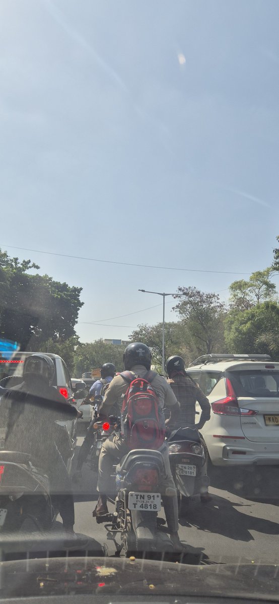 baluagd's tweet photo. Congestion at the Mint–Stanley Hospital signal during peak hours. For the past 10 days, no traffic police personnel have been present to regulate traffic at this busy junction, Kindly take the necessary action @CMOTamilnadu @ChennaiTraffic @chennaicorp https://t.co/X07HgJv1qe