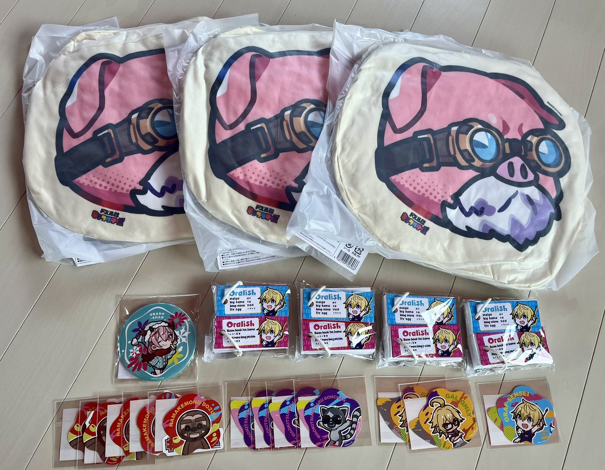 yuuri_217's tweet photo. ドズル社キャラクターズくじ届いた!
MENじぃクッション×3とおらリッシュ単語帳×4はさすがに多い 笑 https://t.co/SHLRtPpnpk