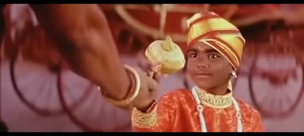 ValuBoy's tweet photo. மனுஷன் இந்த சீன எப்படி எழுதினானோ தெரியல. ஆனா History ல மக்கள் கைல பொழுதுபோக்கை கொடுத்துட்டா ஆட்சியை கேள்வி கேக்க மாட்டாங்கன்னு சொல்லுவாங்க. 

இம்சை அரசன் 23ஆம் புலிகேசி படம் காமெடி படம் மட்டும் இல்ல ஒரு அரசியல் பேசும் படம். ❤️🙏 https://t.co/CBL7lKJ476