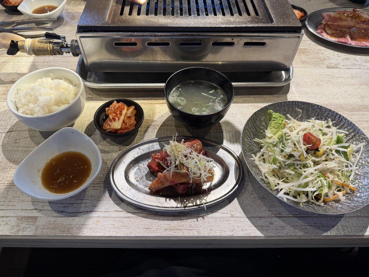 none_ai0901's tweet photo. お昼ᴸᵘᴺᑦᴴ𖥣𖥣
今日はお休みだから焼肉ランチを食べた🫶🏻平日の焼肉ランチ本当に安い❣️
近江牛でこの価格は儲けあるのかな❓✨️

#ランチ #近江牛 #焼肉 https://t.co/CeoqBTk6ix