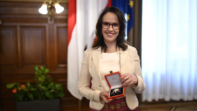 krone_at's tweet photo. Kasia Greco von der ÖVP wurde mit dem Großen Ehrenzeichen für Verdienste um die Republik Österreich geehrt – die Liste der großen Verdienste fällt nach der Recherche allerdings klein aus. https://t.co/oJdj2AuJNX https://t.co/7CovS5aKAP