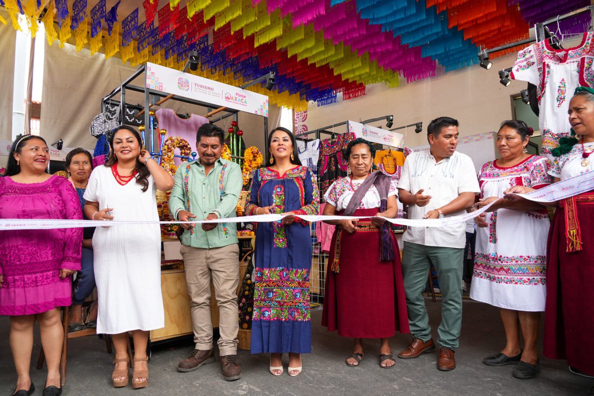 OaxacaSol's tweet photo. Promueve Sectur riqueza artesanal con la apertura de Punto Oaxaca durante la Guelaguetza 2026

• Personas artesanas del estado exhibirán y ofrecerán sus piezas durante esta celebración

Oaxaca de Juárez, Oax. 8 de julio de 2026.- La Secretaría de Turismo (Sectur Oaxaca) inauguró Punto Oaxaca, un espacio para la expo venta de artesanías oaxaqueñas, la cual permanecerá abierta durante el mes de julio como parte de las actividades de la Guelaguetza 2026.

La titular de la dependencia Saymi Pineda Velasco destacó que la máxima fiesta de las y los oaxaqueños representa una oportunidad para fortalecer la preservación y promoción de la riqueza artesanal de la entidad, mediante espacios que contribuyan a la economía de las personas artesanas.

Durante este periodo participarán distintas comunidades del estado. La primera en presentar sus creaciones será San Antonino Castillo Velasco, del 8 al 12 de julio, en la explanada de Sectur Oaxaca, ubicada en avenida Juárez número 703, frente al Paseo Juárez "El Llano”, de 9:00 a 18:00 horas.

Posteriormente, en este mismo sitio lo harán Santa María Huazolotitlán, del 13 al 19 de julio; San Felipe Usila y San Pedro Ixcatlán, del 20 al 26 de julio; y Huautla de Jiménez, del 27 de julio al 2 de agosto. 

-0-