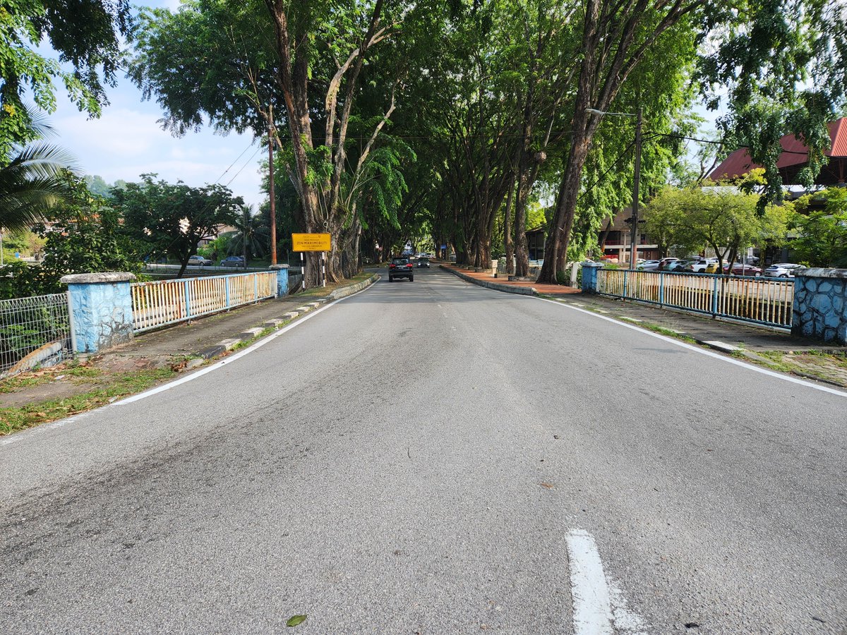 KamaruddinHaji's tweet photo. Khamis, 9.7.2026; 12.23 tengah hari
◇ MBSA @sacitycouncil adalah digesa supaya mengecat kembali "railing" yang berkarat.
• LOKASI: JALAN NURI 6/1, SEKSYEN 6.
@ManPin @asnankadir @prihatinSA @RakyatAduan @SallehZainol @MarwanMahmud @JeffreyTeoh
#YaSAYAcakna
#BukanSekadarMelihat https://t.co/AEf9lxhjH9