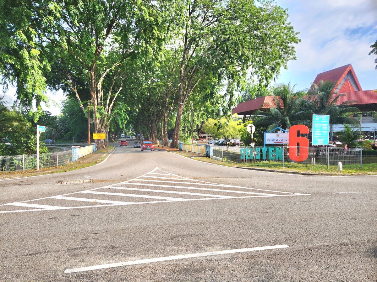 KamaruddinHaji's tweet photo. Khamis, 9.7.2026; 12.23 tengah hari
◇ MBSA @sacitycouncil adalah digesa supaya mengecat kembali "railing" yang berkarat.
• LOKASI: JALAN NURI 6/1, SEKSYEN 6.
@ManPin @asnankadir @prihatinSA @RakyatAduan @SallehZainol @MarwanMahmud @JeffreyTeoh
#YaSAYAcakna
#BukanSekadarMelihat https://t.co/AEf9lxhjH9
