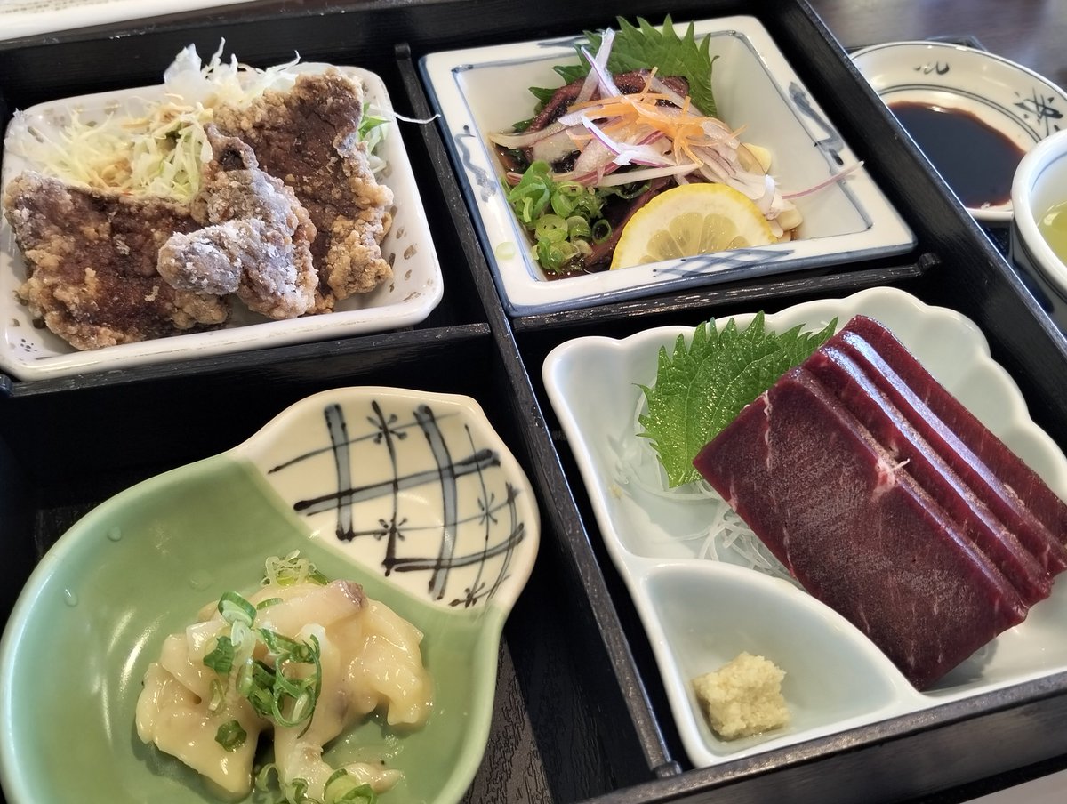 noto_UDON's tweet photo. 昼は鯨御膳を食べた｡刺身はわざと半解凍にしているらしい https://t.co/QofJJXFclc