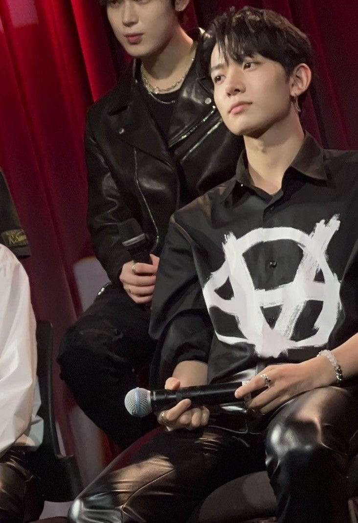 bambheex's tweet photo. heeseung at the grammy museum? oh i am so hungry https://t.co/3uhe0hFjEo