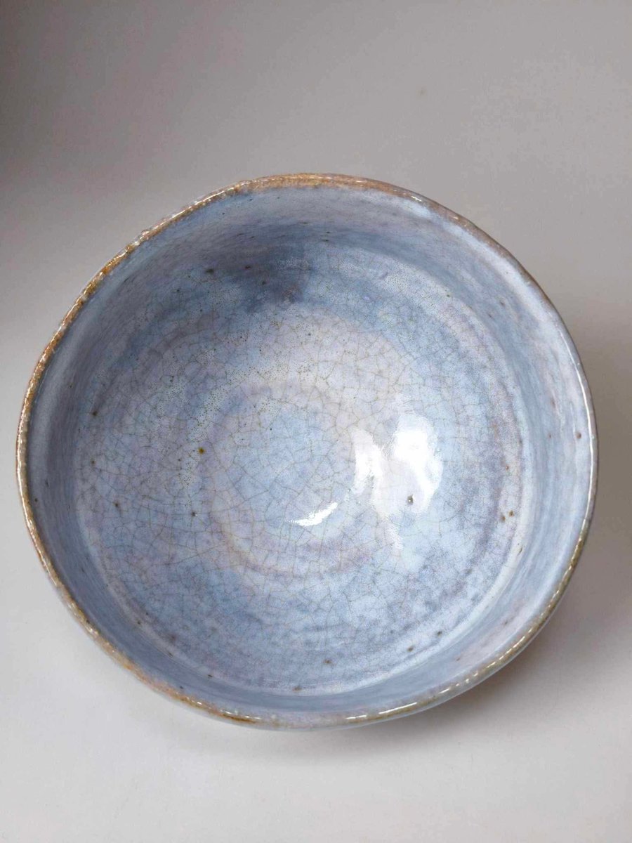 ArokaWrite's tweet photo. ใบนี้รักมาก #chawan #Hagi ฝีมือปรมาจารย์ โมริชิมะ อิชชิน (Morishima Isshin) แห่งเตาเผาคันโบอัน (Kanbo-an Gama) ที่เมืองฮากิ จังหวัดยามากูจิ เป็นมาสเตอร์ที่ผลงานถูกเลือกไปใช้ในทำเนียบนายกรัฐมนตรีญี่ปุ่น ถูกเลือกใช้เป็นถ้วยส่วนตัวของอดีตนายกรัฐมนตรี ถูกนำไปจัดแสดงนิทรรศการหลายสิบครั้ง งานของมาสเตอร์ท่านนี้ถือว่างดงามตามวิถีวัฒนธรรมโบราณของหัตถศิลป์ญี่ปุ่น
.
ฮากิเป็นความงามที่ถ่อมตนกว่า Raku เรียบง่ายกว่า Karasu ละเมียดกว่า Oribe หรูหราน้อยกว่า Kyoyaki เรียบร้อยกว่า Bizen และอ่อนหวานกว่า Mino
.
สมบูรณ์แบบที่สุดในความไม่สมบูรณ์แบบของตัวเธอเอง ซึ่งเป็นชนิดถ้วยที่อโรคาชอบที่สุด
.
เนื้อดินล้วนไม่ปรุงแต่งใดเช่นสตรีผู้ทั้งงามพิศและงามผาด ไม่แต่งแต้มใดก็งามเพียงพอ
.
ที่ใบนี้ออกสีฟ้า เป็นเพราะเนื้อดินเกิดลักษณะ Gohonte จากธาตุเหล็กในเนื้อดิน ทำปฏิกิริยากับไฟขณะเผา สีฟ้าหายากกว่าสีส้มหรือชมพู
.
ใบนี้เรียกว่าโชคดีมากที่ได้มา เป็นถ้วยใหม่เอี่ยมเก่าเก็บ แม้จะถือว่าหายากและล้ำคุณค่า ก็ดึงดูดให้นำออกมาใช้เกินกว่าจะเก็บไว้ในตู้อย่างเดียว
.
#Matcha