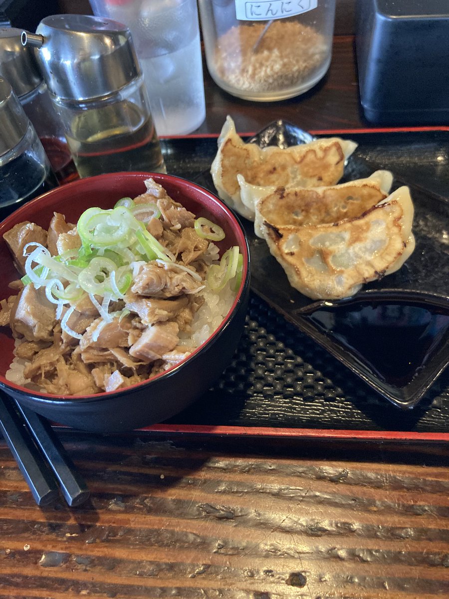 kohken127's tweet photo. 本日のラーメン！
冷やし担々麺！
と
チャーシュー丼
と
頼んでいない餃子笑

#ラーメン
#ランチ https://t.co/GT06QqtIXv