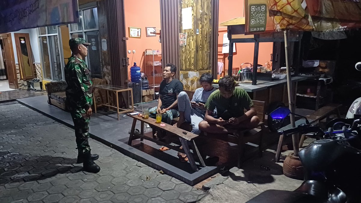 Kodim0709's tweet photo. Patroli Malam Koramil Kuwarasan, Wujud Nyata TNI Hadir Menjaga Rasa Aman Warga https://t.co/xHgiz36Zw9