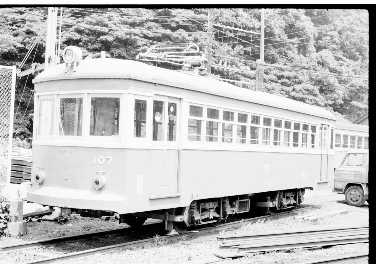 tanukiyamago's tweet photo. #江ノ電
S54頃？の江ノ電アソート
301Fは藤沢駅で止まり切れず車止めに衝突しちゃったんですよね
傷跡が生々しいです
(極楽寺にて) https://t.co/NPUHanAB7p