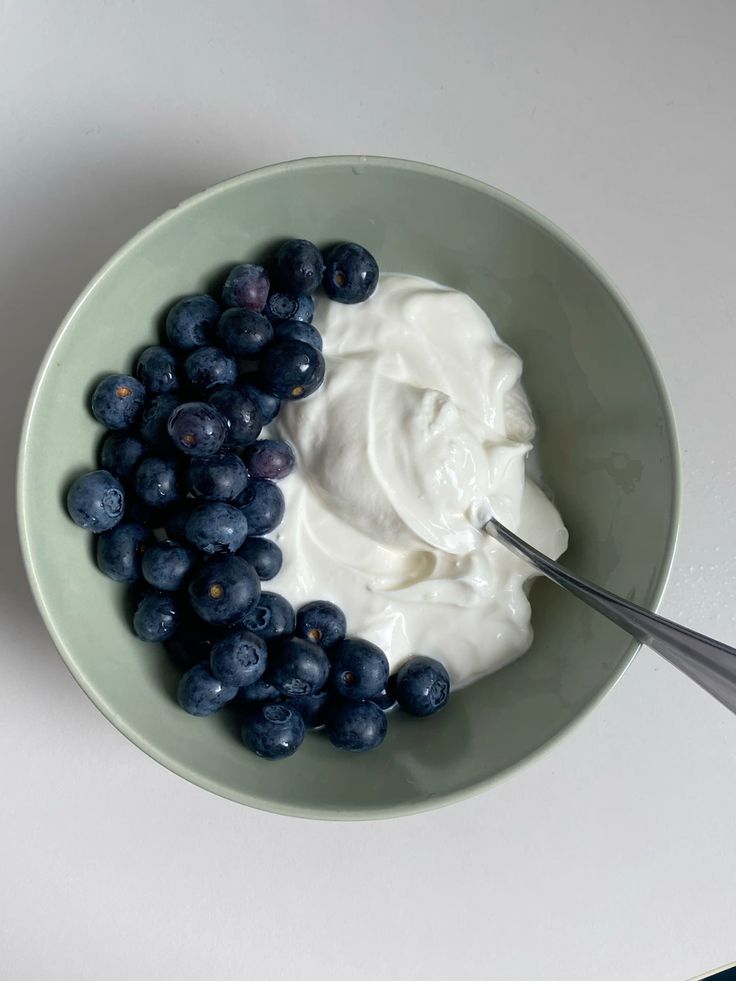 newusof's tweet photo. COMBINACIONES QUE HARÁN QUE DEFINAS TU ROSTRO

1. Arándanos y yogurt griego https://t.co/pcx0WF5SWR