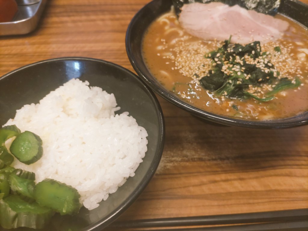 お洒落な通りを通ってきたのに食べるのはマッチョなお兄さん達が力の