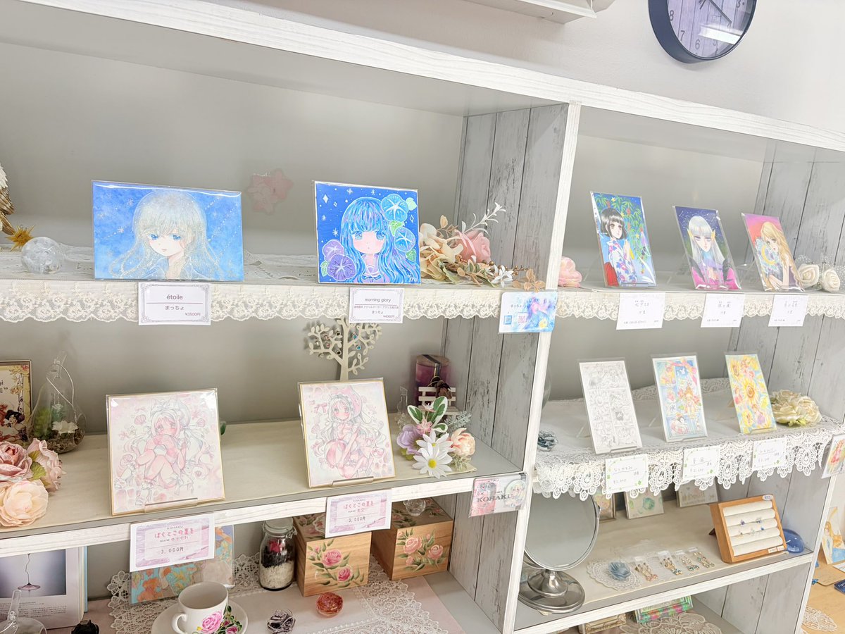 kamakuramona's tweet photo. 皆様こんにちは😊
本日も鎌倉MONAではイラストの展示会【夏のフレームレス展】を開催しております✨🌻
素敵な17名の作家様の作品を展示&amp;販売中です♪

嬉しい事に、作家��の作品をお迎えいただきましたので、後ほどご報告いたします🙇‍♀️ https://t.co/VmcDYJIQ3M