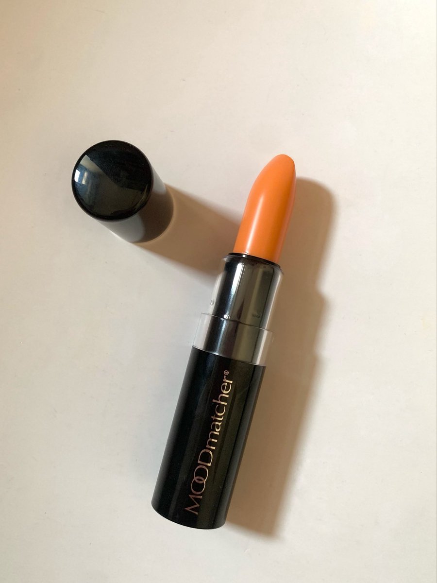 gitaxws's tweet photo. yang lagi aku pakai ini MOODmatcher, #colorchanginglipstick made in USA sejak 1987

jujur ini unik karena warna lipstick ini bakal menyesuaikan warna bibir kita, jadi hasil akhirnya bisa beda-beda. formulanya udah transferproof dan tahan hingga 12 jam yaa

#reviewbyre https://t.co/s0FC7SkPmF