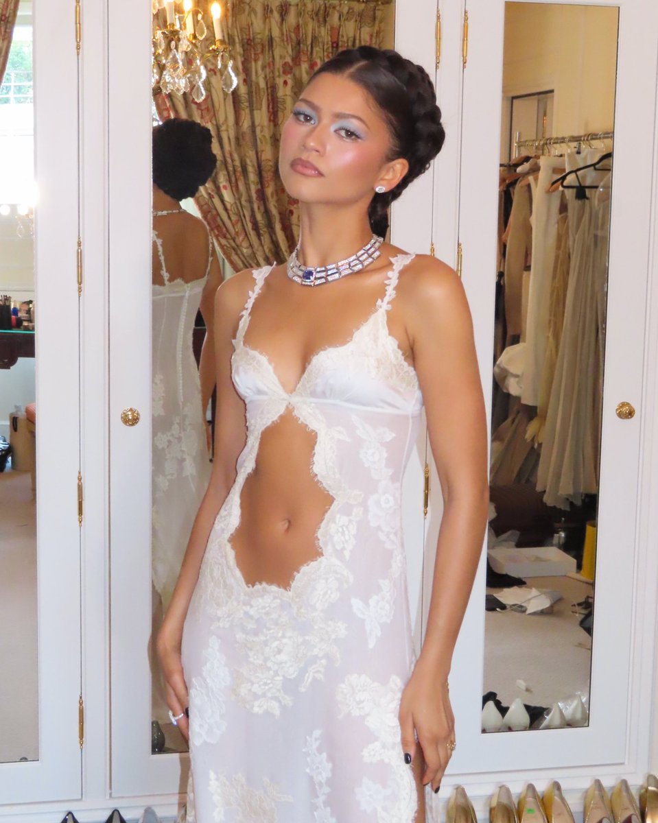 TheCinesthetic's tweet photo. Zendaya stuns in newly shared photos 📸 https://t.co/H0GSDS2jCi