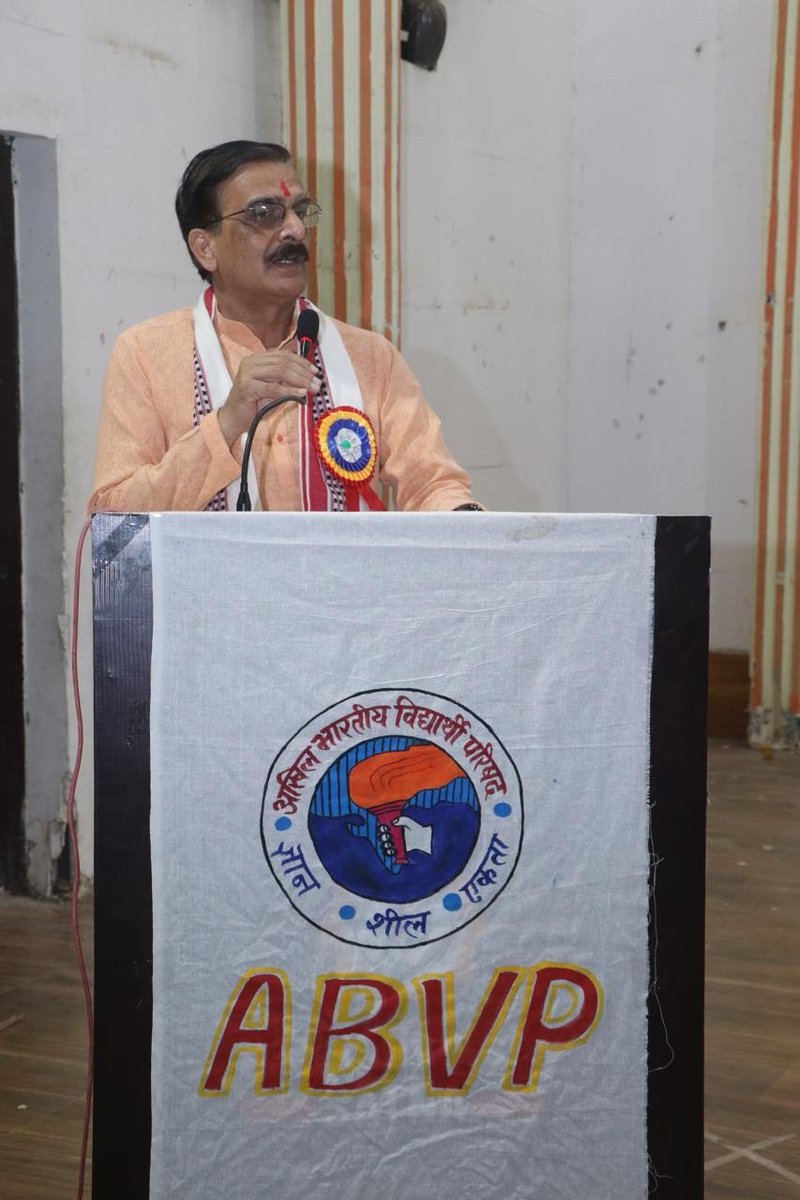 ABVPVoice's tweet photo. राष्ट्रीय विद्यार्थी दिवस एवं अभाविप के 78वें स्थापना दिवस के उपलक्ष्य में अखिल भारतीय विद्यार्थी परिषद, सतना नगर द्वारा ‘छात्रोत्सव 3.0 एवं प्रतिभा सम्मान समारोह’ का भव्य आयोजन किया गया।

इस अवसर पर अभाविप के राष्ट्रीय अध्यक्ष @Raghurajagrewa , सतना महापौर श्री योगेश ताम्रकार एवं विंध्य विकास प्राधिकरण के उपाध्यक्ष श्री संजय तीर्थवानी जी की गरिमामयी उपस्थिति रही।

समारोह में विभिन्न क्षेत्रों में उत्कृष्ट उपलब्धियां प्राप्त करने वाली प्रतिभाओं का सम्मान किया गया। #ABVP78