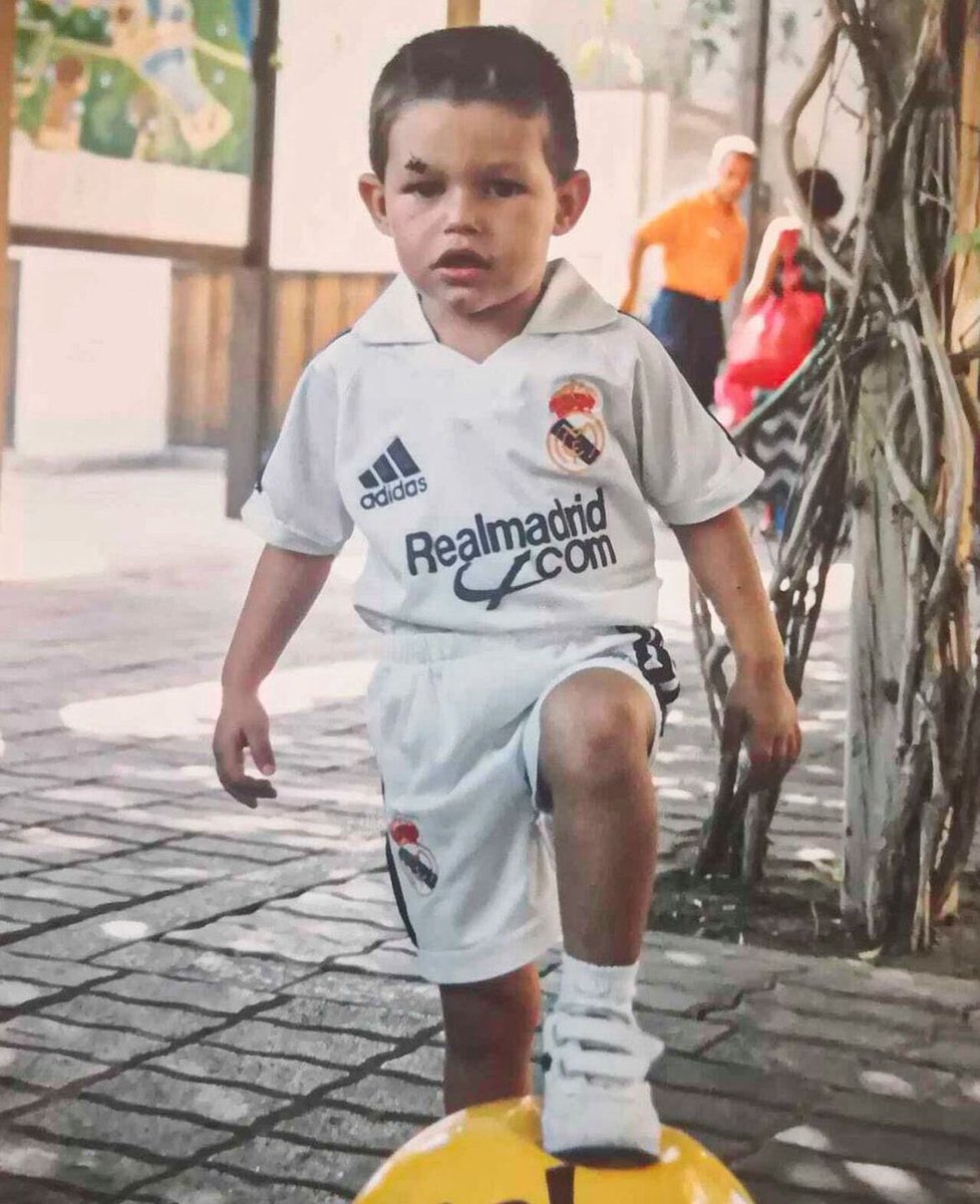 SeputarMadrid's tweet photo. Seorang profesional sejati. Madridista. Dan tentu saja La Fábrica.

Tak sekali pun ia menunjukkan keluhan, baik lewat ucapan maupun sikap, meski harus berbagi menit bermain dengan rekan-rekannya.

Pada Januari lalu, Fran sempat hampir bergabung dengan Bournemouth demi memperoleh kesempatan bermain yang lebih banyak. Namun, Real Madrid menolak melepasnya karena situasi bek kiri saat itu tidak ideal akibat cedera Álvaro Carreras dan Ferland Mendy. Bukannya mengeluh kepada media, ia justru meminta tambahan sesi latihan individu setelah kepindahannya ke klub Inggris tersebut diblokir.

Pada Maret 2026, ketika skuad menjalani libur karena jeda internasional, Fran memilih kembali ke Valdebebas atas kemauannya sendiri. Ia menghabiskan empat setengah jam untuk menjalani latihan individu.

Sejak saat itu, kepercayaan pelatih perlahan kembali datang. Ia selalu memberikan segalanya untuk klub yang telah menjadi rumahnya sejak kecil.

Profesionalisme dan La Fábrica memang hampir tak pernah terpisahkan. Itulah nilai yang terus ditanamkan kepada para pemain didikan akademi Real Madrid.

Fran García menjadi salah satu bukti bahwa lulusan La Fábrica siap mengabdi kepada klub meski bukan pilihan utama. Hal itu pernah ia tegaskan dalam wawancara pada September 2024: “Saya mencintai klub ini dan akan selalu senang membantu tim… Dengan berapa pun menit bermain yang saya dapatkan.”

Kini, setelah kedatangan Marc Cucurella dan mengetahui dirinya tidak masuk dalam rencana José Mourinho, Fran García mengakhiri pengabdiannya kepada klub yang selalu ia anggap sebagai rumah untuk bergabung dengan Real Betis.

Semoga sukses dalam perjalanan barumu, kecuali saat menghadapi Real Madrid, Fran.

¡Muchas gracias y suerte, Francisco José García Torres! 🤍 @Frangarcia_11