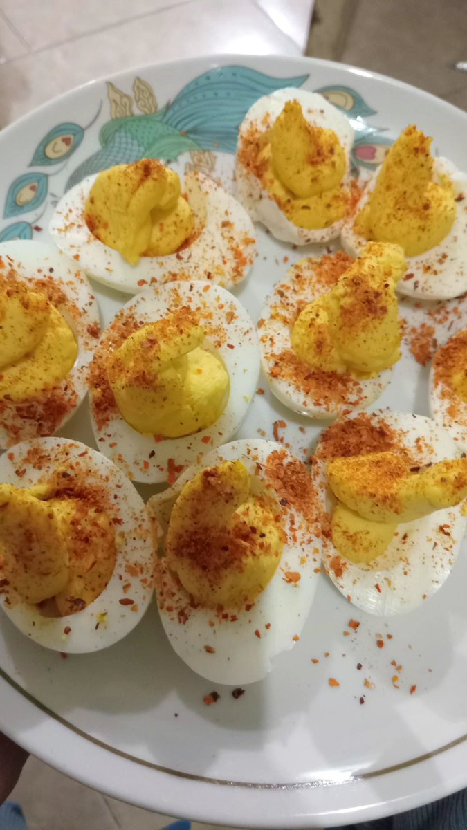 KhansaaK93085's tweet photo. @futurewomann Ada yg lebih enak lagi,telor rebus bagi 2 ambil isi kuningnya kamu halusin tambahin mayonese,pake persley klo ada trus semprot lagi ke dlm putih telur td taburin bon cabe...aduh nikmat bgt https://t.co/V6sJjkBluj