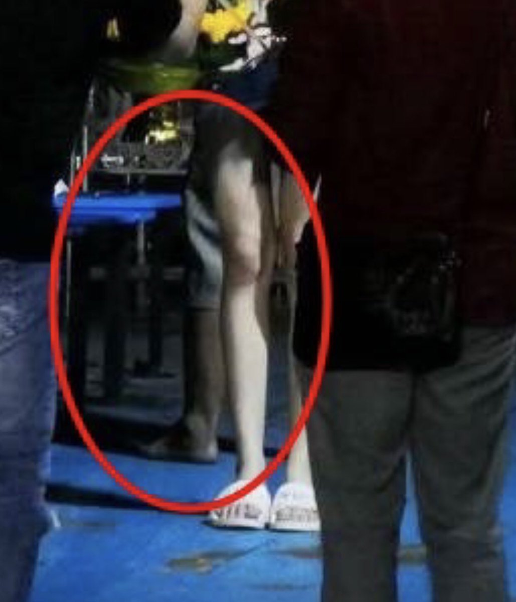 1904Taeny981's tweet photo. หือออออ 😳 สอบถามหน่อยนะค่ะ ผู้รู้หรือคนที่อยู่ในเหตุการณ์ ภาพนี้มาก่อน คือ ไม่ แน่ใจว่ามีคนอยู่ข้างหลังน้อง จริงๆ ใช่มั้ย แอบกลัว เพราะไม่ได้ใส่รองเท้าอ่ะ เห็นแค่ฝั่งเดียว 😨 https://t.co/OQB6T6Jjd6