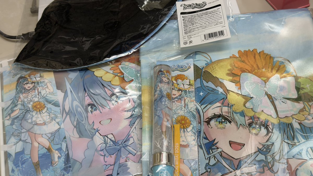 Steptakeyan's tweet photo. ハット、冷感タオル、法被、ミニノボリ、ペンライト届いた😍

なんか相変わらず法被の印刷のテカり方が安物の抱き枕カバー見たくて悲しくなる😭

まぁ抱き枕カバーよりだいぶ安いししゃーないんだろうな😇 https://t.co/B0x1YDZeJb