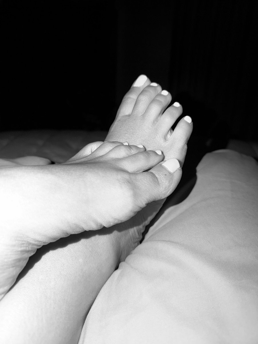 barefeetdiary's tweet photo. Tucking my little piggies in for the night. 

 #cozytoes 
#PrettyFeet 
#piggies 
#Barefoot https://t.co/EfX8BCqR3E