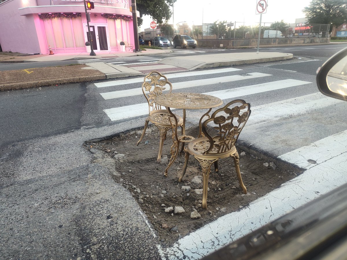Me_enigma_26's tweet photo. The shit you see in Philly https://t.co/pxiHvxrGhC