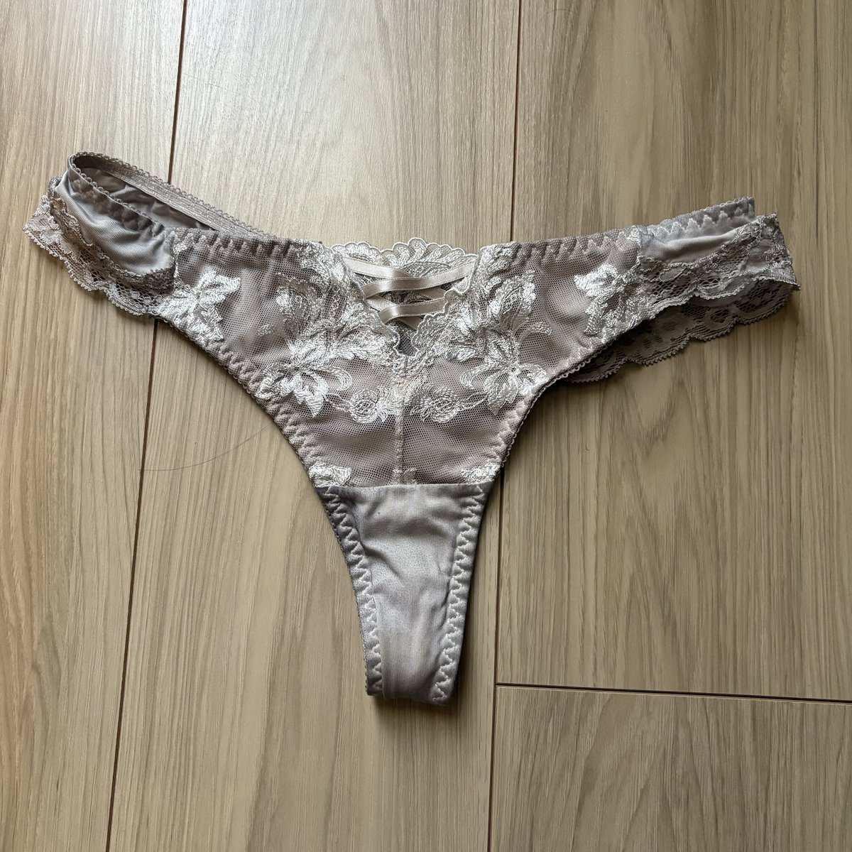 bsl2bd's tweet photo. 【8】レースのTバックです🤍
白いので汚れと使用感目立って恥ずかしいですが、可愛いデザインです…

☆送料込2000円☆

 #下着売ります  #下着買います ＃下着販売 ＃下着売り子 ＃使用済みパンツ #パンツ売ります https://t.co/kRUozrir2j