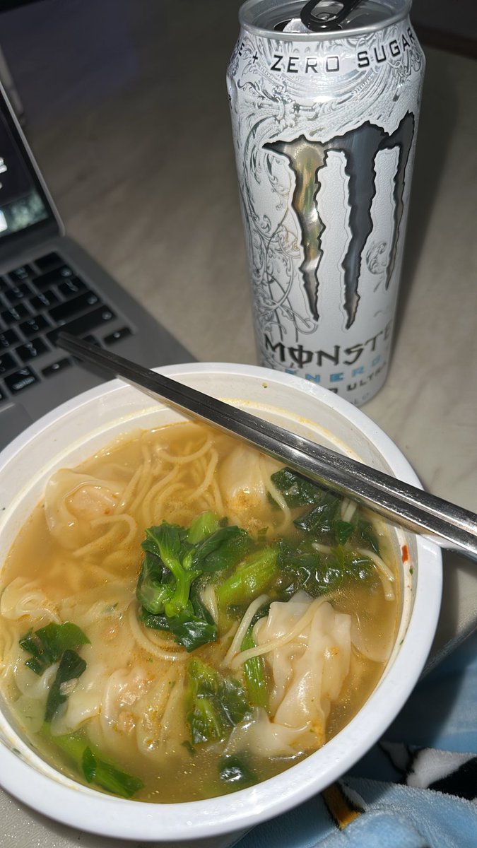 b0owie's tweet photo. costco prawn wonton soup and a white monster 330 cals https://t.co/ZCVc7FrWFa