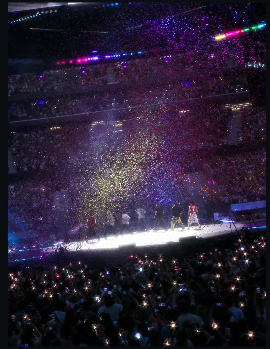 KIMWNTRBEAR's tweet photo. To my very FIRST home i love you, thankyou for being part of me in every way. Let's be together with the our seven boys for the longest time💜

Happy ARMY Day ✨💜 https://t.co/db9tCBUtr9