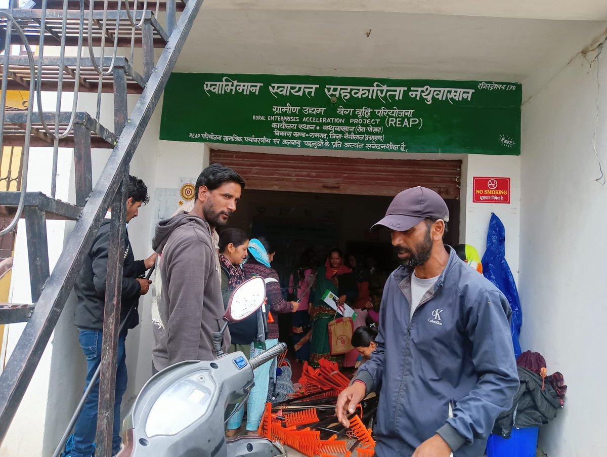 ramgargblock's tweet photo. दिनांक 08/07/2026 को स्वाभिमान स्वायत्त सहकारिता नथुवाखान द्वारा  संकल्प ग्राम संगठन को महिला श्रम बोझ कम करने हेतु टूल कीटो का वितरण किया गया। https://t.co/QFoTGxm0bf