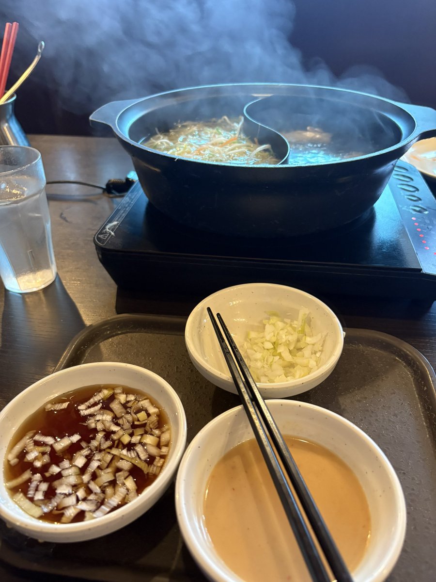 mana3_'s tweet photo. 健康診断終わったー！
٩(ˊᗜˋ*)و

7年半ぶりの胃カメラはまぁ難儀したけど、無事に終わりました。
検査結果の無事を祈念してお昼は1人しゃぶしゃぶ♪時間はあるし、何よりお腹ペコペコ😅

さぁ、野菜たっぷり食うぞー✊ https://t.co/6VPTlfsGLB
