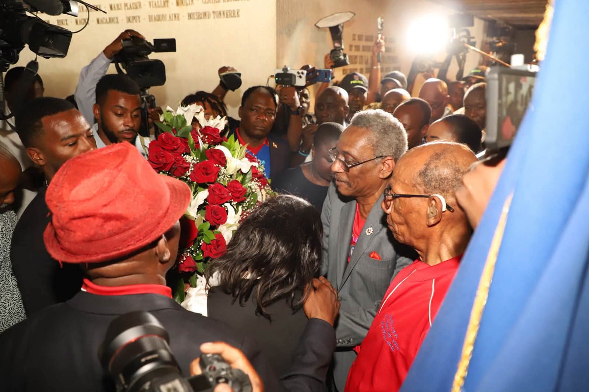 FrancoisMaxo3's tweet photo. Duckens Nazon, Martin Expérience, ak Josué Duverger se 3 jwè seleksyon nasyonal foutbòl Ayiti a (Grenadye yo) ki te vizite Mize Panteyon Nasyonal Ayisyen an (MUPANAH) 7 jiyè 2026 lan. Vizit sa a te fèt nan kad yon bèl akèy gouvènman an ak pèp ayisyen an te rezève pou yo https://t.co/vCQcX0dRjC