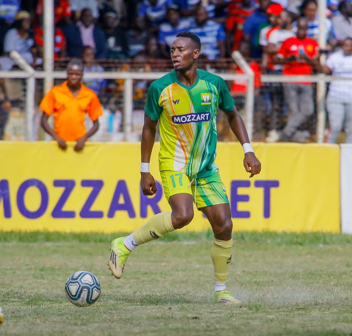 Maggiee_Sasha's tweet photo. Portipher Odhiambo could be on the move.
The defender, who scored 5 FKF PL goals last season, is wanted by a Nairobi-based club. An agreement between the two clubs is yet to be finalized, but a move away from Kakamega Homeboyz is looking increasingly likely.
#FKFPL https://t.co/dMTnqdUq6S