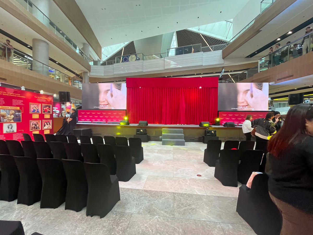 Push_Alerts's tweet photo. LOOK: Stage is set at the Glorietta 2 Palm Drive Activity Center for the unveiling of Kathryn Bernardo’s Madam Tussauds wax figure. Press and fans gathered at the free event to witness Kath meet her wax figure twin.
#KathrynShinesAtMTHK #PUSHABSCBN #pushupdates #KathrynBernardo https://t.co/itGMHxagIP