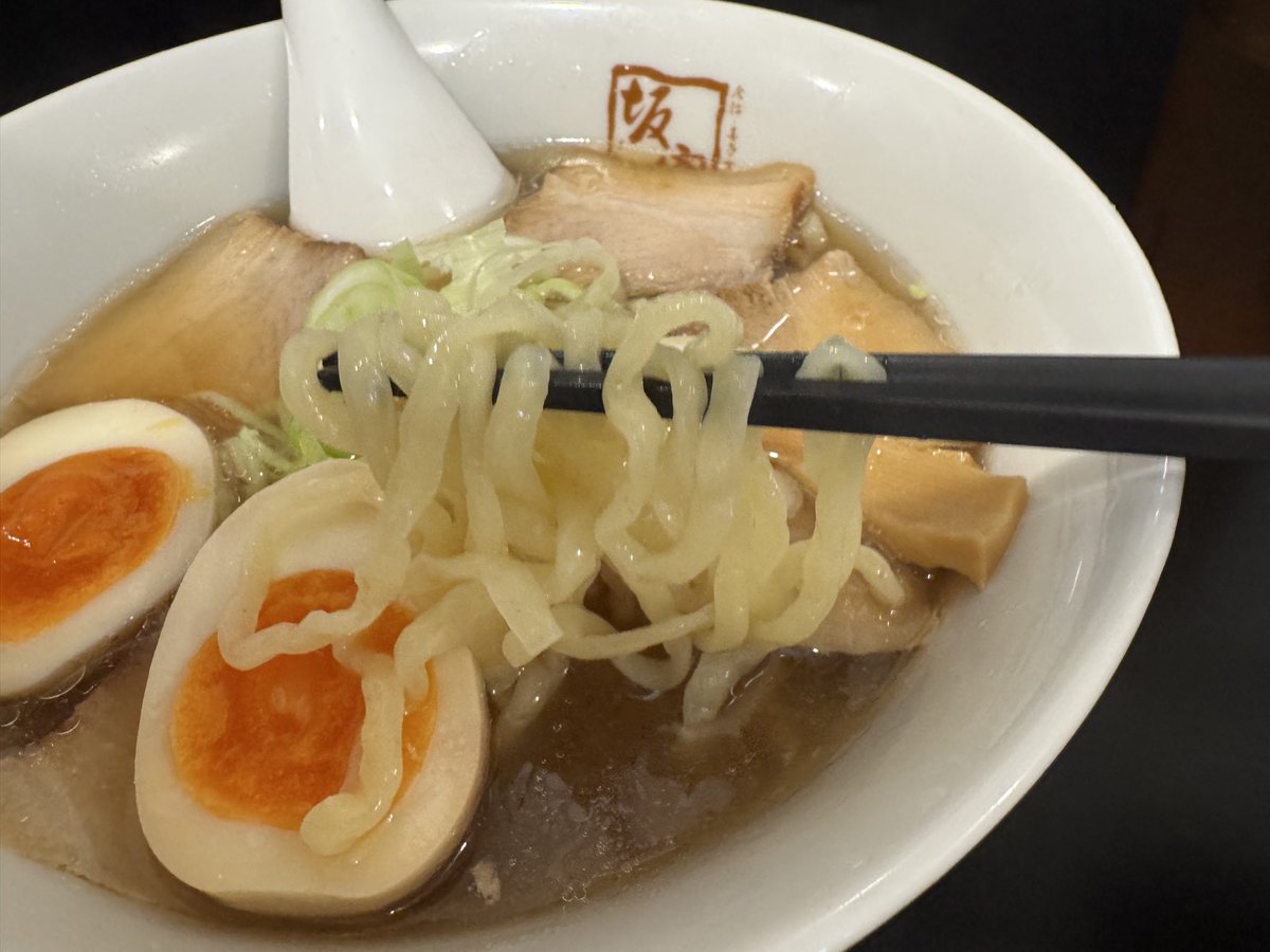 untanuri's tweet photo. 久しぶりに木場に来たので、喜多方ラーメンの坂内さんへ。
このちぢれツルツル麺、変わらずの美味さです。豚バラチャーシューも良い仕事してます😋 https://t.co/RiDCpGctFJ