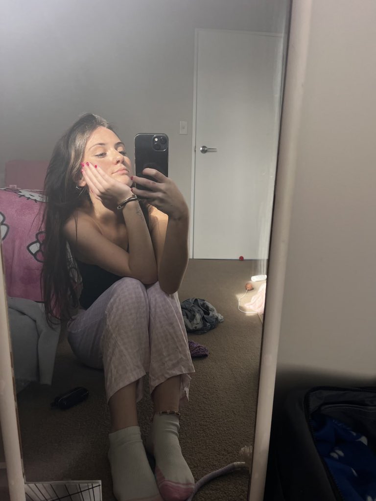 XyeleneCast's tweet photo. please drop me a massage i’m so bored 🥺 https://t.co/wC4qU6IfD7