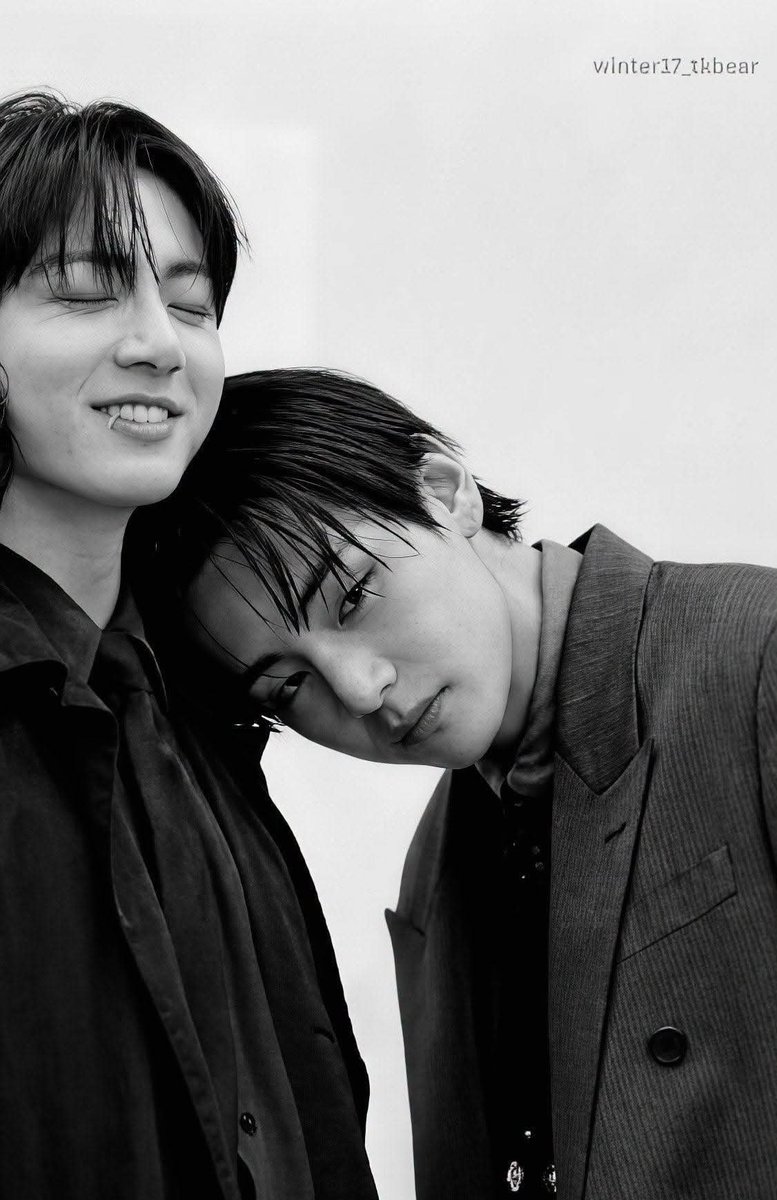 ianmoone5595's tweet photo. Wait...what is that #taekook lol 🤣🤣🤣 I'm so happy to see it 🤭 Just like personal space lol 🙈 I'm aaaaaa.... 🐻🐰💜 OMG 💃🕺🎶 https://t.co/PiMvgkSG7U