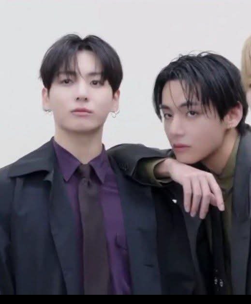 ianmoone5595's tweet photo. Wait...what is that #taekook lol 🤣🤣🤣 I'm so happy to see it 🤭 Just like personal space lol 🙈 I'm aaaaaa.... 🐻🐰💜 OMG 💃🕺🎶 https://t.co/PiMvgkSG7U