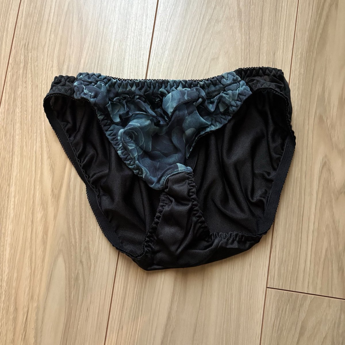 bsl2bd's tweet photo. 【9】薄めのサニタリーショーツです🖤

☆送料込2000円☆

 #下着売ります  #下着買います ＃下着販売 ＃下着売り子 ＃使用済みパンツ #パンツ売ります https://t.co/sapQvdiAgB