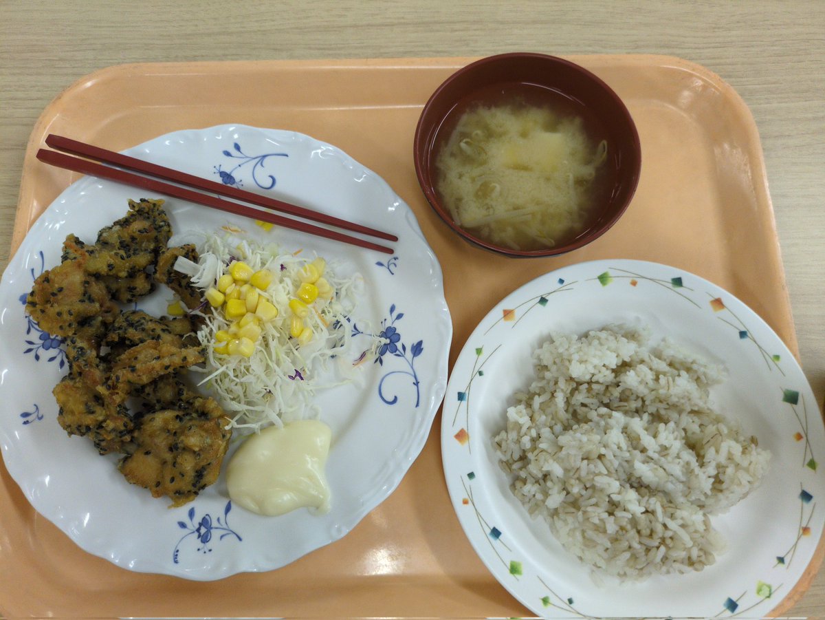buggy_30min's tweet photo. やっと病院に行かなくて済むーーー
もう一回手術するかは経過見て決めることになりました
今日の病院飯バリューランチ！
食器と照明で病院感が醸し出されるのかな。。。 https://t.co/v5Ydg3P87j