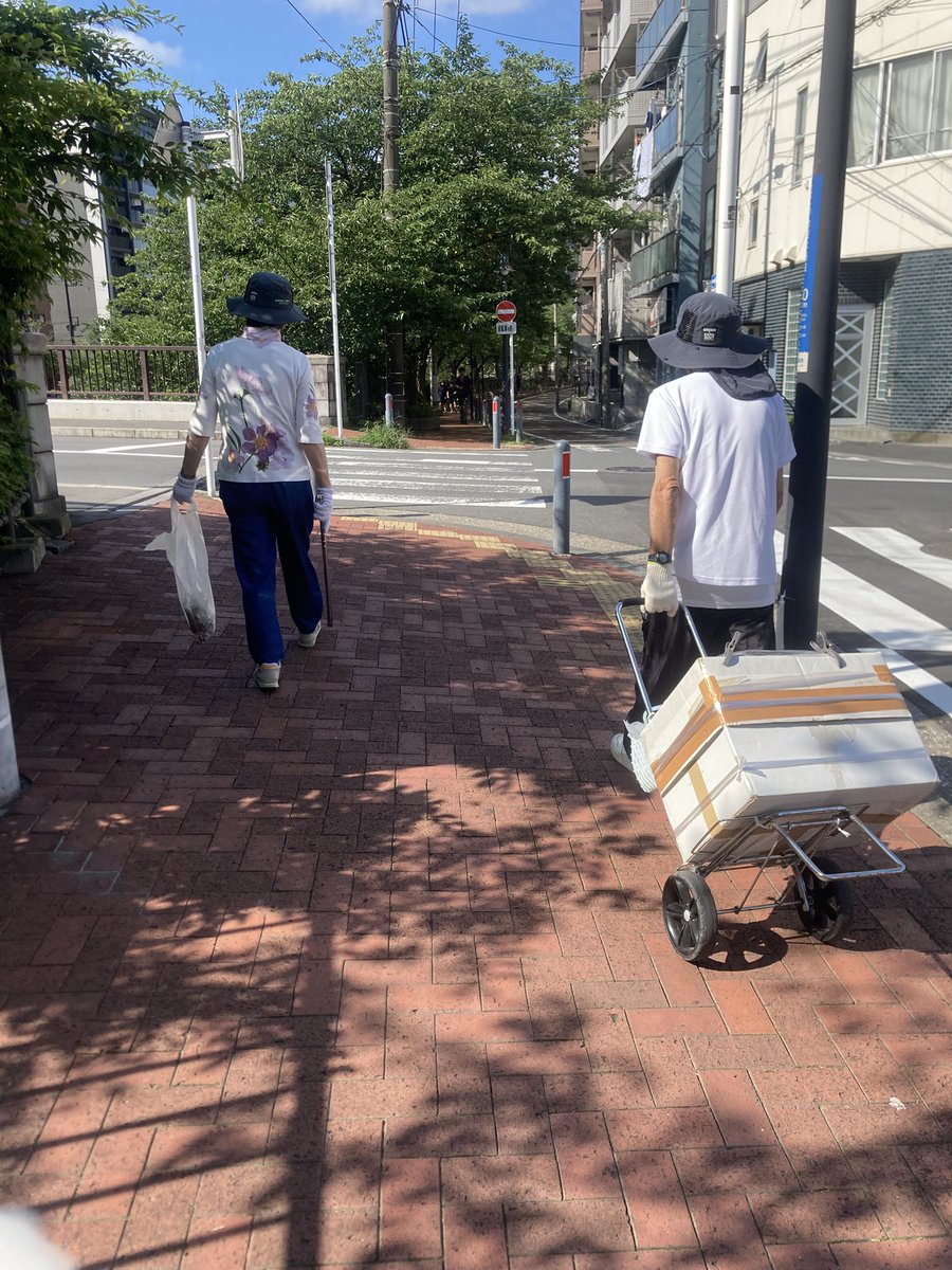 tobiwoffice's tweet photo. 7月9日(木)本日は初黄町内会、日ノ出町町内会、長者町7・8・9丁目町内会合同の清掃活動ハマロードの日でした。
爽やかな木漏れ日の中清掃活動してきました。🌲
参加者も高齢化しており、地域住民の生活スタイルも変化してきたこともあり、来月は試しに日程を変更して継続していきます。 https://t.co/6Xzqkyi2MC