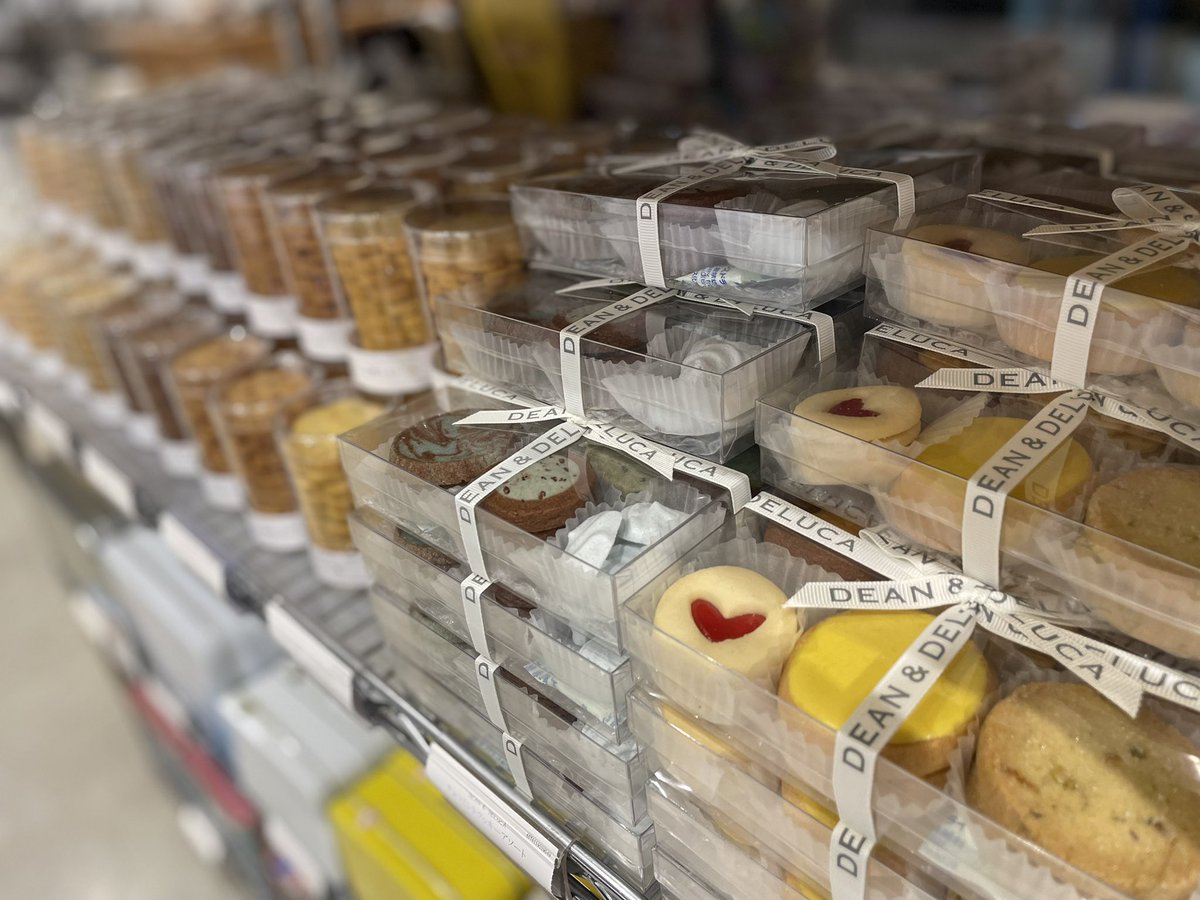 daimaru_s_hoppe's tweet photo. ＼大人気ブランド「DEAN & DELUCA」が札幌に登場！／
📅7月9日(木)〜8月4日(火) 📍地1階 ほっぺタウン特設会場（きのとや横）

世界中のおいしい食との出会いを届ける、食のセレクトショップ「DEAN & DELUCA」が期間限定で出店！

世界各地から厳選したグロッサリーをはじめ、人気の焼き菓子やスイーツなど、毎日の食卓を彩るこだわりのアイテムを豊富に取り揃えています✨

🎀🍪今回のおすすめは「クッキー缶フェア」🍪🎀
さまざまな形が見た目にも楽しいフランスの伝統菓子を詰め合わせた『フレンチフールセック缶』や、スウェーデンの文化や世界観を7種の焼き菓子とともに詰め込んだ『スウェーデンクッキー缶』など、約20種類のクッキー缶が会場に勢ぞろい✨

さらに、人気のトートバッグもサイズ・カラー豊富にご用意しております👜
この機会にぜひ、DEAN & DELUCAの世界観をお楽しみください！

#大丸札幌 #札幌 #大丸 #百貨店 #百貨店催事 #DEANANDDELUCA #ディーンアンドデルーカ #グルメ #スイーツ #ほっぺタウン催事場 #催事 #期間限定